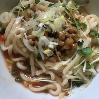 かいわれ、納豆のトマト釜揚げうどん